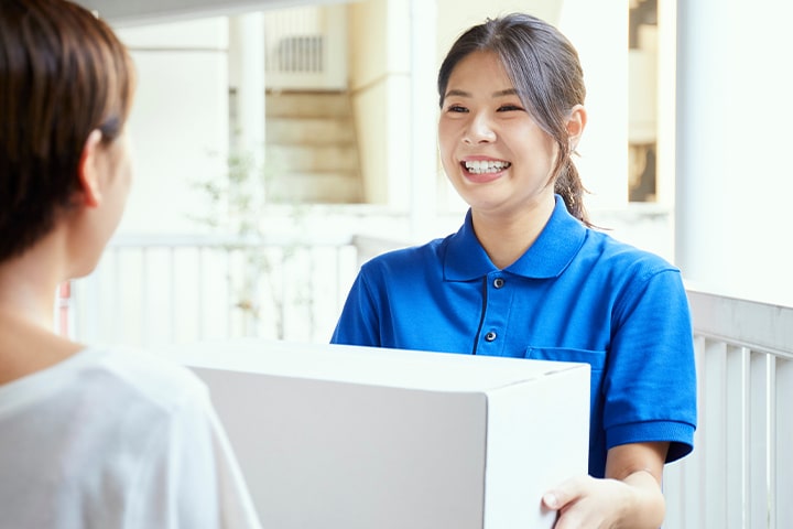 配達をする女性