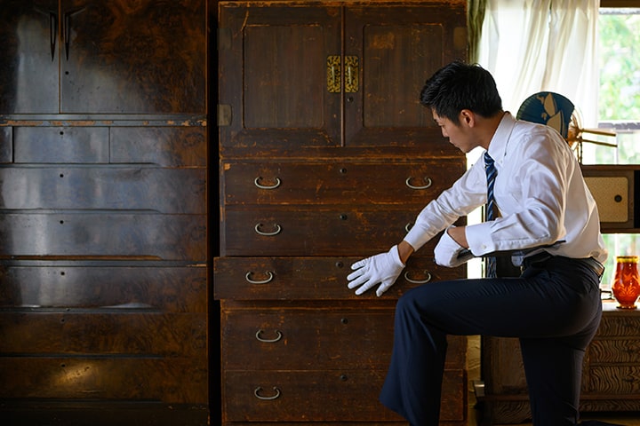 査定をする男性