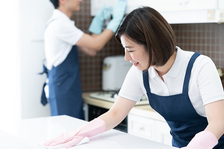 清掃する作業員