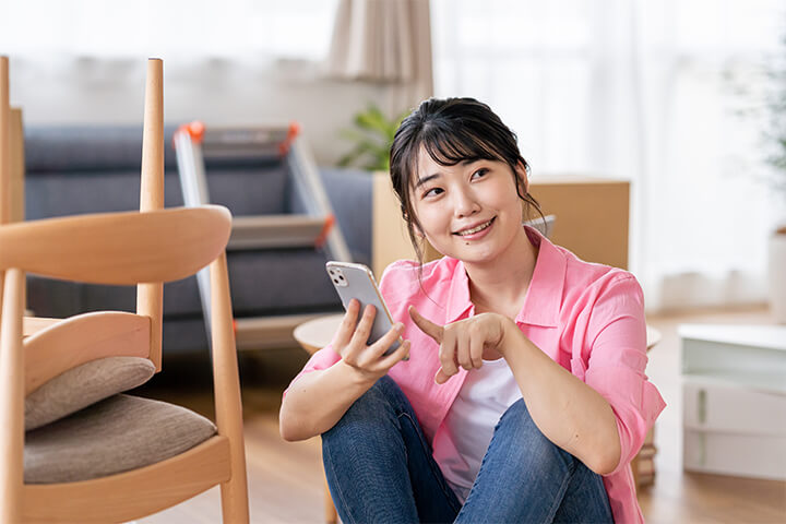 画像:スマホを操作する女性